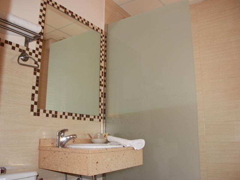 Fuentes de Ebro Hostal Rte. Elena الغرفة الصورة